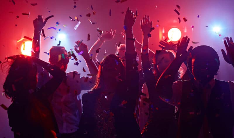Menschen feiern bei einer Party