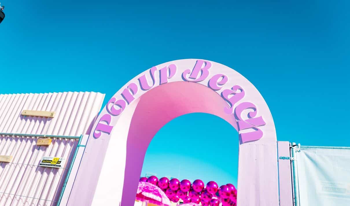 Eingangstor zum Pop-Up Beach Cgn auf dem Parkdeck der Köln Arcaden