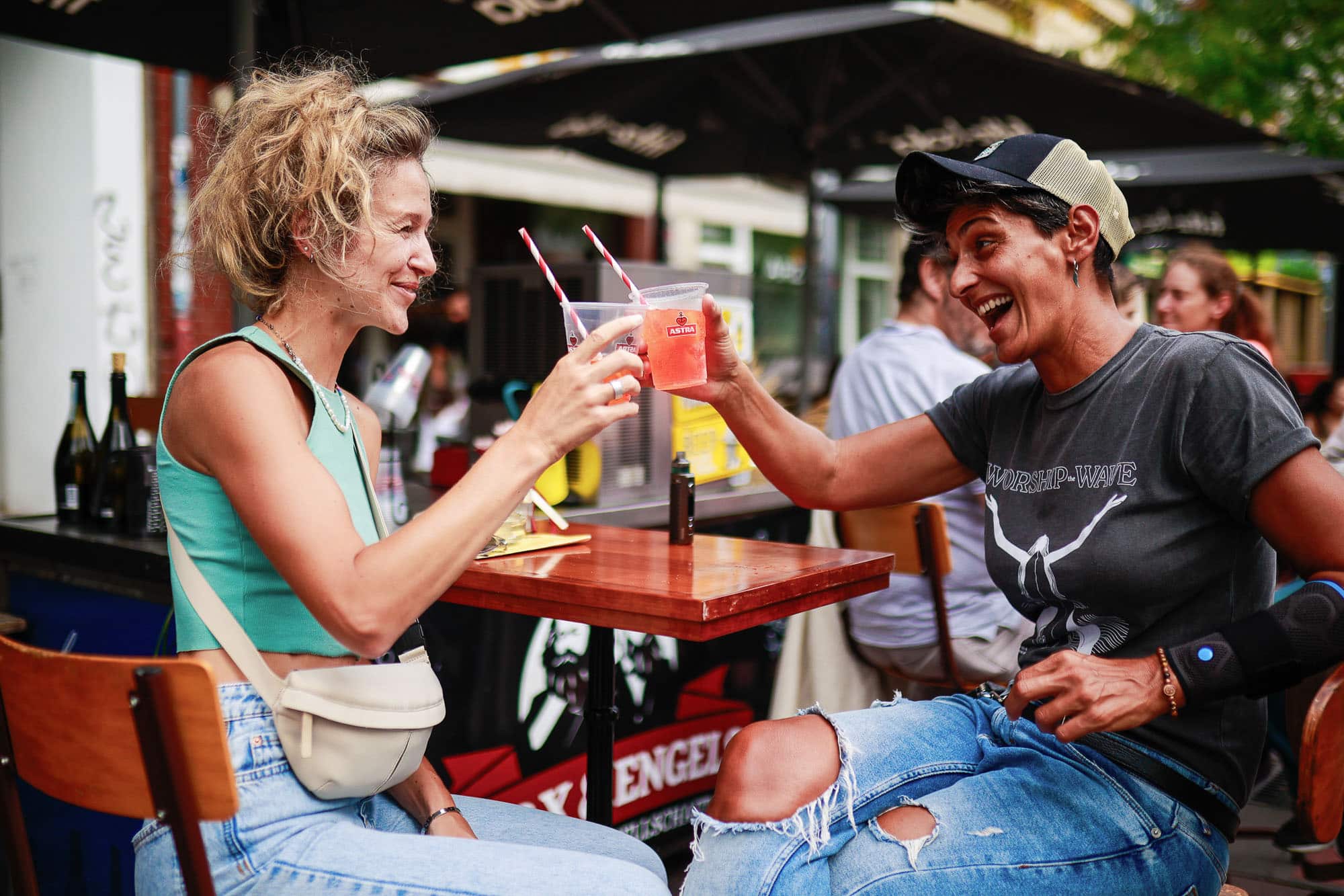 Zwei Menschen stoßen bei einem Straßenfest an.