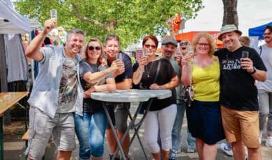 Besucher eines Straßenfests sind guter Laune.