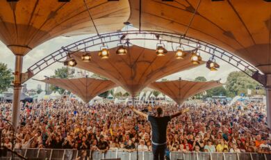 Auftritt eines Musikers open air im Tanzbrunnen
