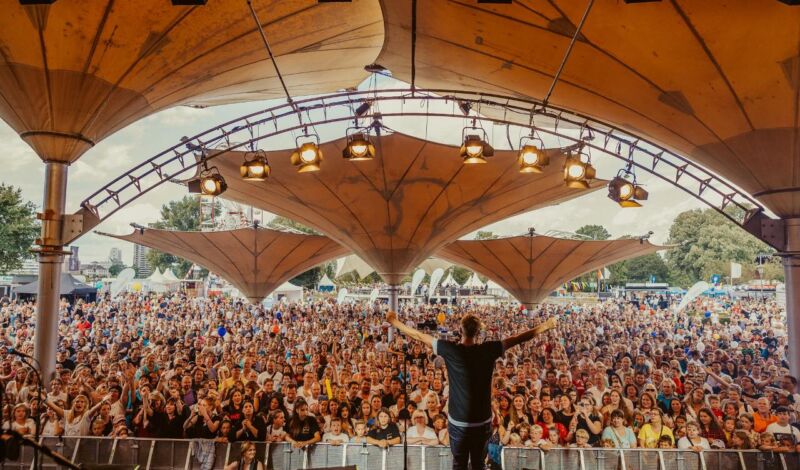 Auftritt eines Musikers open air im Tanzbrunnen