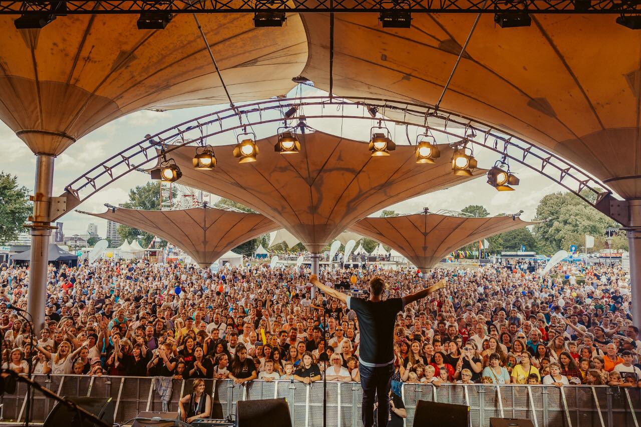 Auftritt eines Musikers open air im Tanzbrunnen