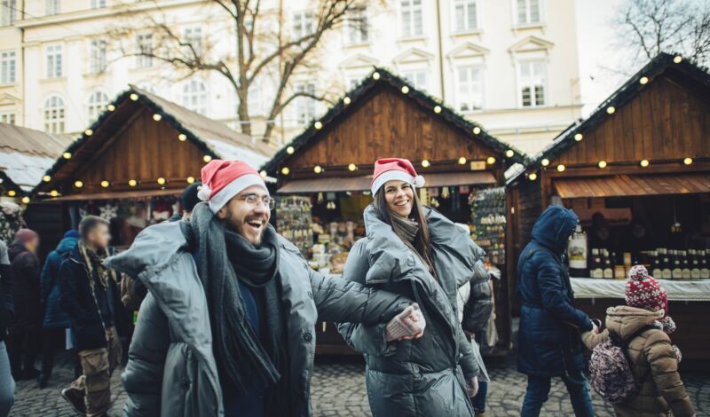 Ein Paar schlendert über Weihnachtsmarkt