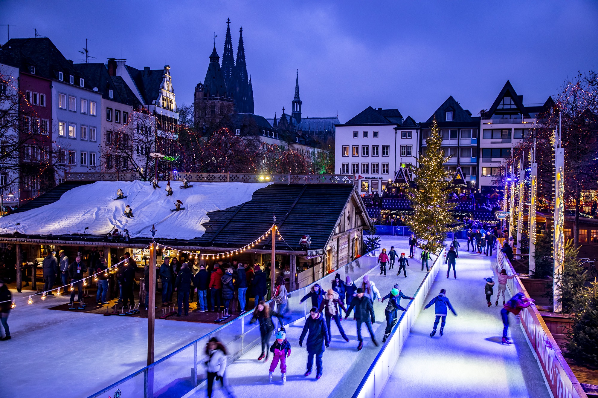 Eislaufbahn auf dem Heumarkt koeln.de