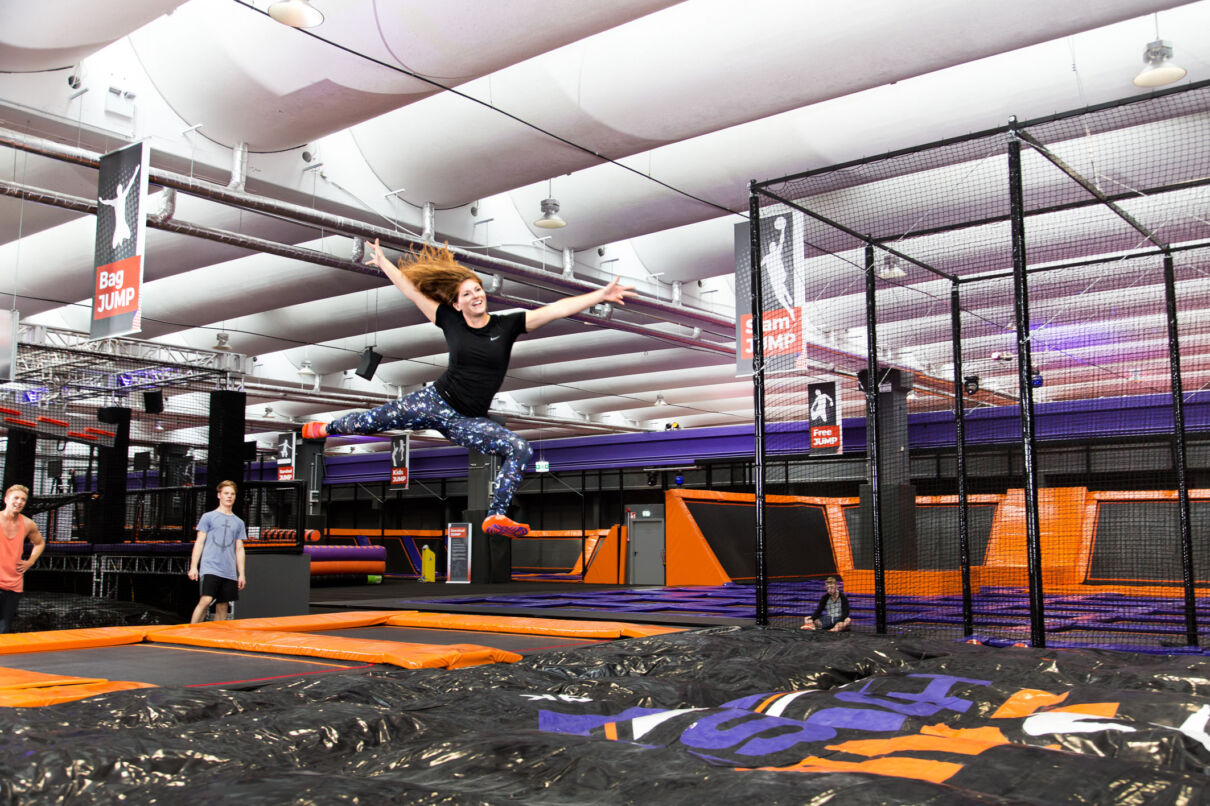 Eine Frau springt in der Trampolinhalle JumpHouse in Köln