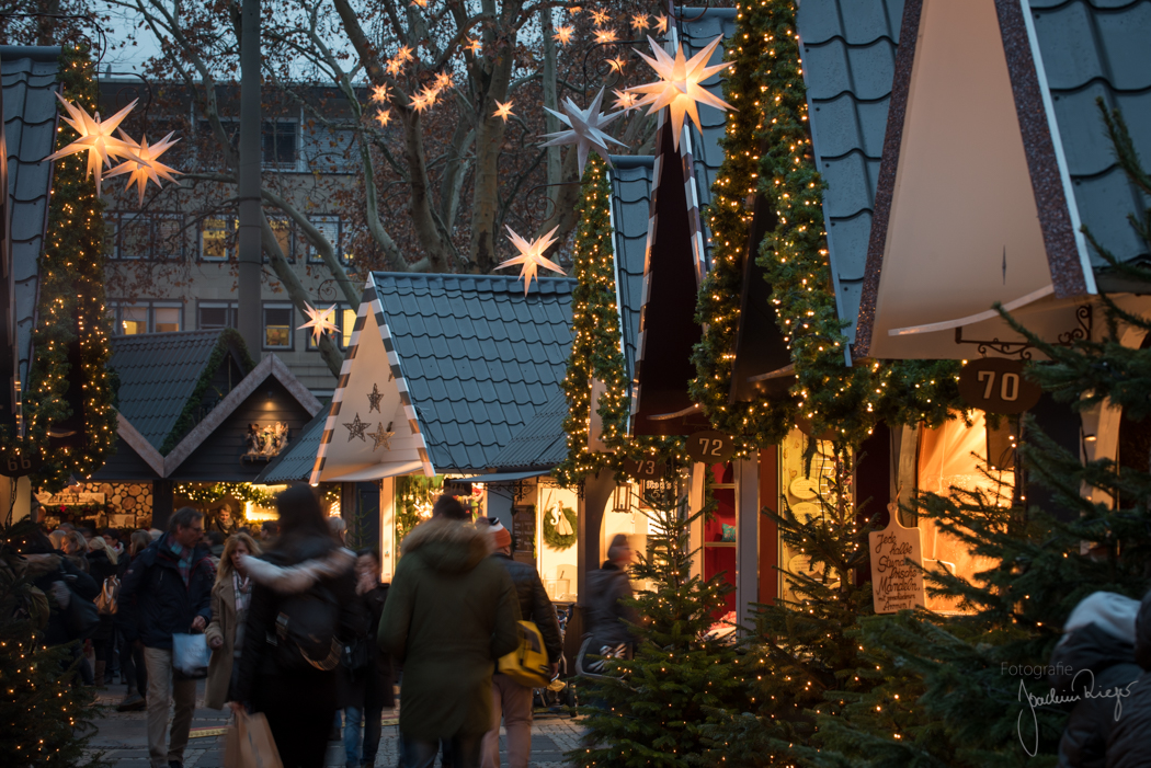 Auf dem Weihnachtsmarkt "Markt der Engel" auf dem Neumarkt in Köln.