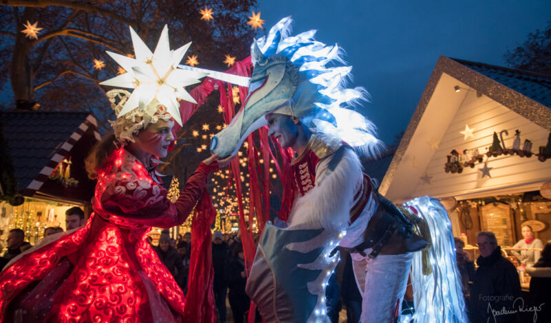 Auf dem Weihnachtsmarkt "Markt der Engel" auf dem Neumarkt in Köln.