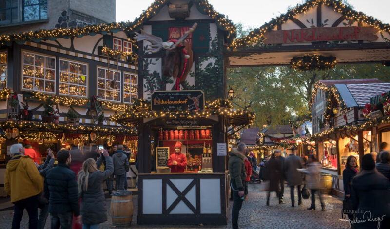 Nikolausdorf Weihnachtsmarkt auf dem Rudolfplatz in Köln