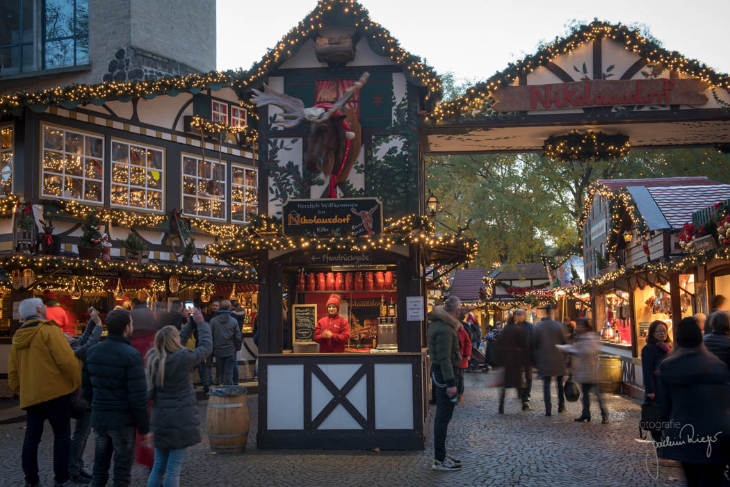 Nikolausdorf Weihnachtsmarkt auf dem Rudolfplatz in Köln