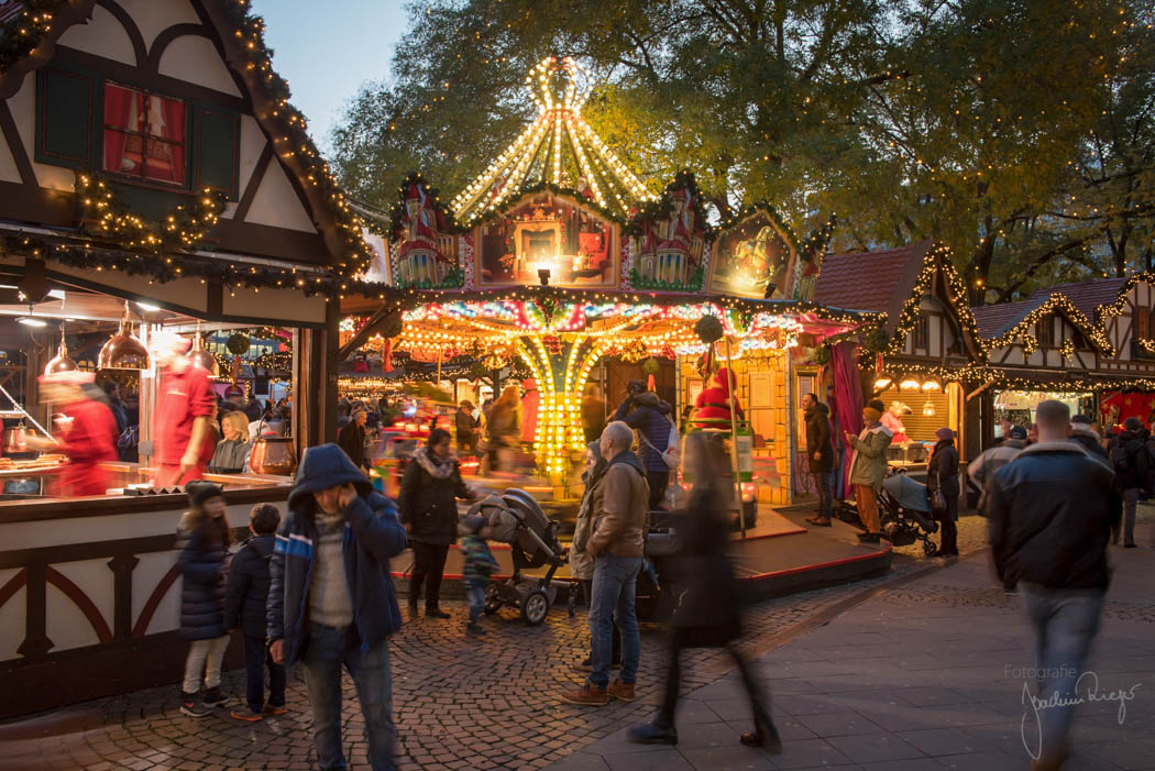 Nikolausdorf Weihnachtsmarkt auf dem Rudolfplatz in Köln