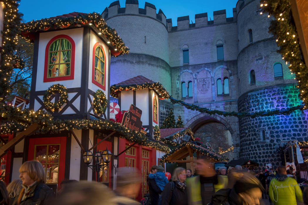 Nikolausdorf Weihnachtsmarkt auf dem Rudolfplatz in Köln