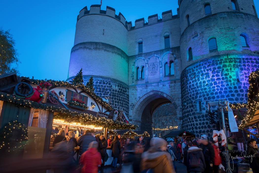 Nikolausdorf Weihnachtsmarkt auf dem Rudolfplatz in Köln