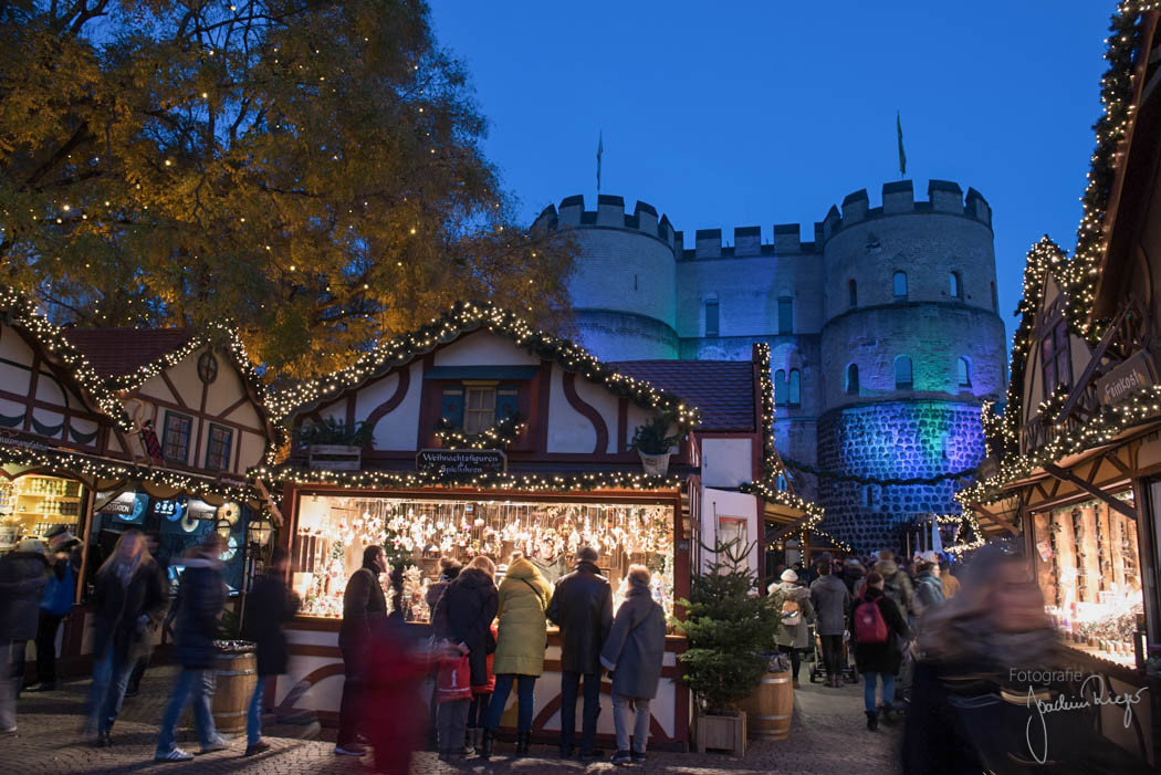 Nikolausdorf Weihnachtsmarkt auf dem Rudolfplatz in Köln