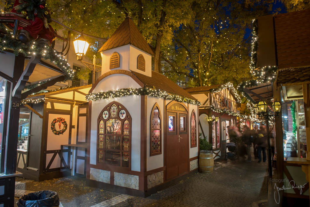 Nikolausdorf Weihnachtsmarkt auf dem Rudolfplatz in Köln