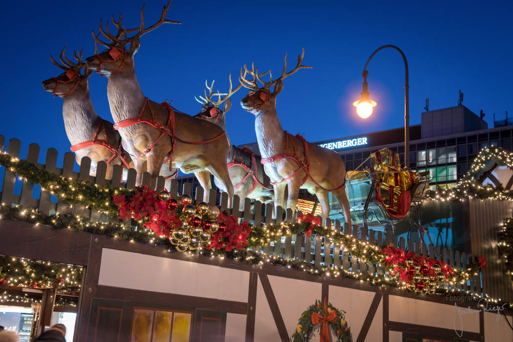 Nikolausdorf Weihnachtsmarkt auf dem Rudolfplatz in Köln