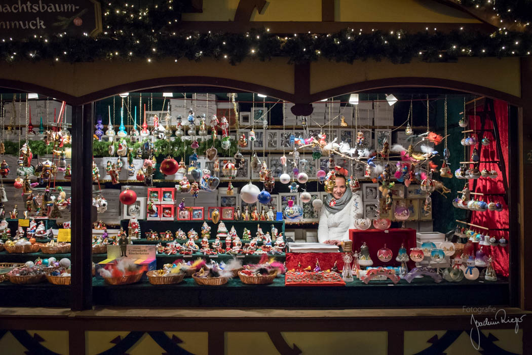 Nikolausdorf Weihnachtsmarkt auf dem Rudolfplatz in Köln