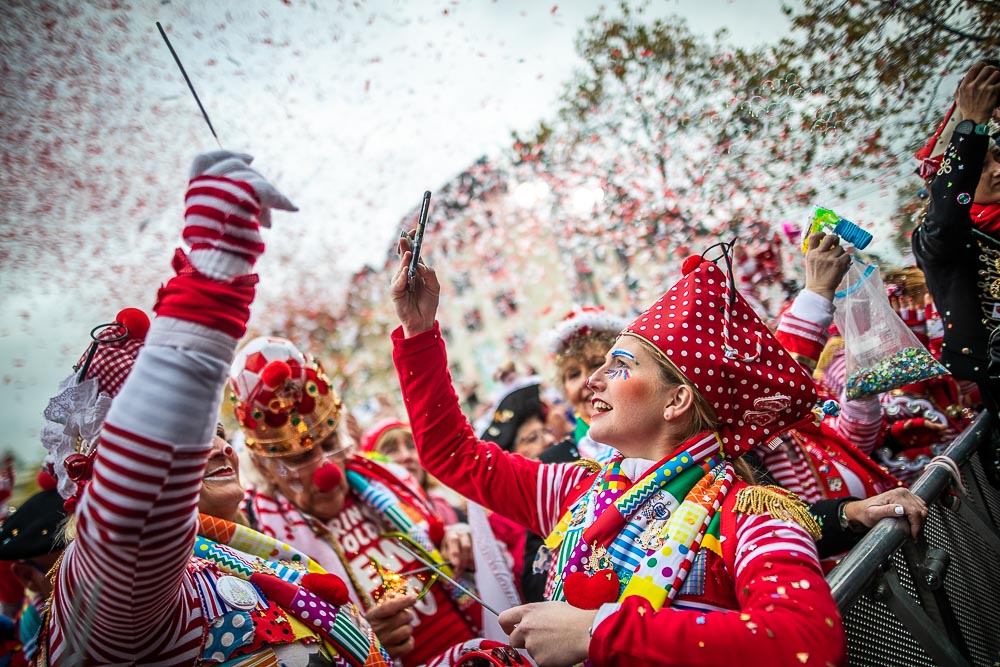 Das Foto zeigt verkleidete Jecken beim Karnevalsauftakt in der Kölner Innenstadt.
