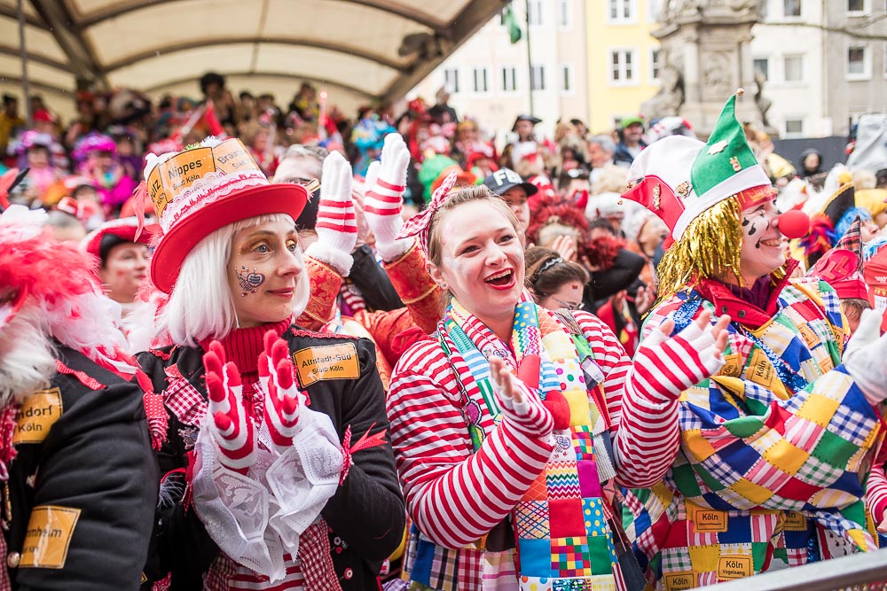 Jecke bei der Eröffnung des Straßenkarnevals an Weiberfastnacht auf dem Alter Markt