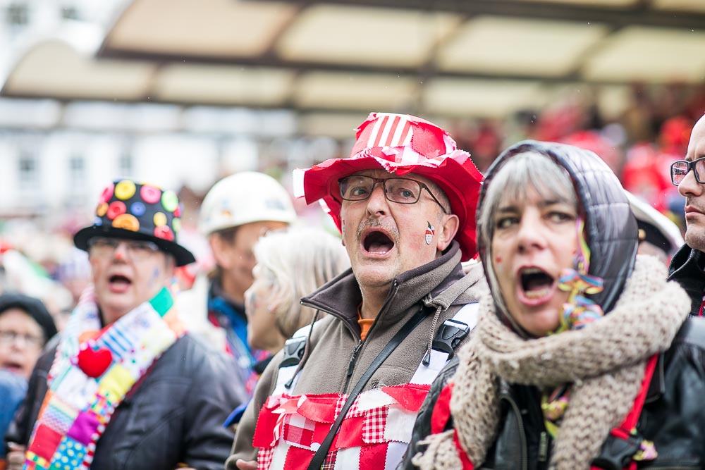 Jecke bei der Eröffnung des Straßenkarnevals an Weiberfastnacht auf dem Alter Markt