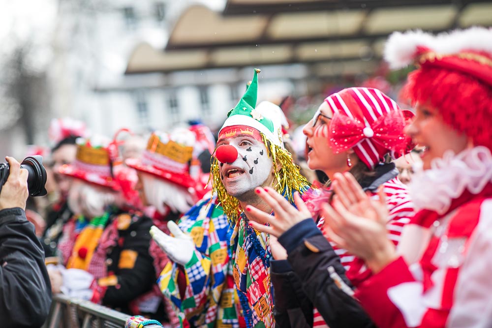 Jecke bei der Eröffnung des Straßenkarnevals an Weiberfastnacht auf dem Alter Markt