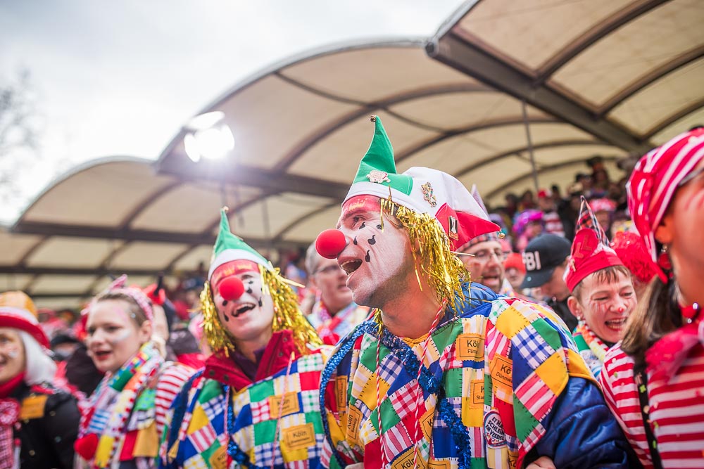 Jecke bei der Eröffnung des Straßenkarnevals an Weiberfastnacht auf dem Alter Markt