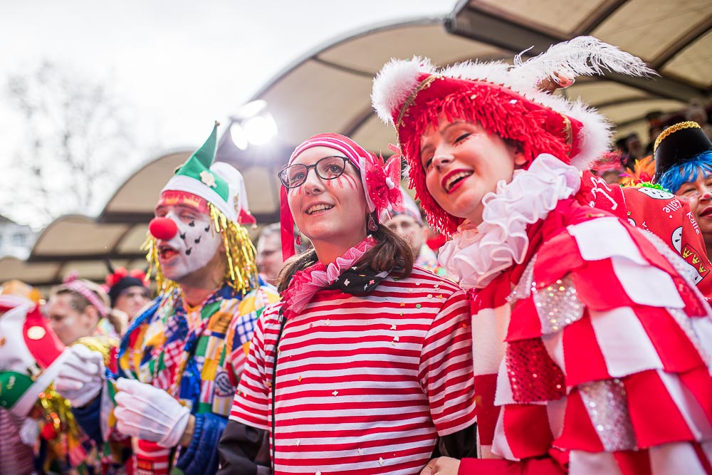Jecke bei der Eröffnung des Straßenkarnevals an Weiberfastnacht auf dem Alter Markt