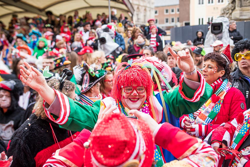 Jecke bei der Eröffnung des Straßenkarnevals an Weiberfastnacht auf dem Alter Markt