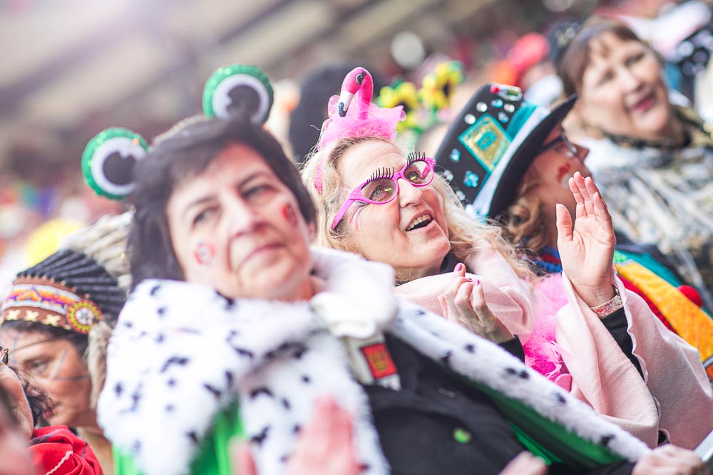 Jecke bei der Eröffnung des Straßenkarnevals an Weiberfastnacht auf dem Alter Markt