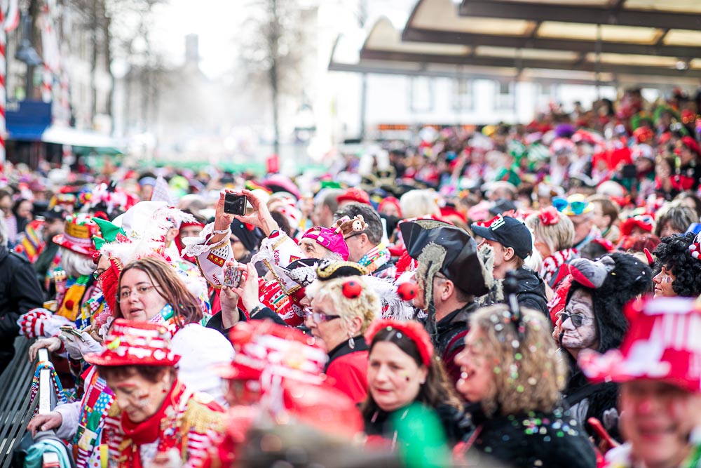 Jecke bei der Eröffnung des Straßenkarnevals an Weiberfastnacht auf dem Alter Markt