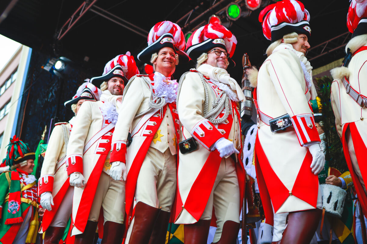 Eröffnung des Straßenkarnevals an Weiberfastnacht in Köln