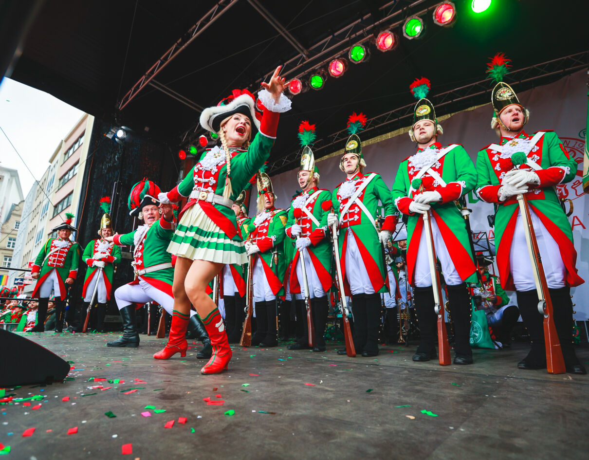 Tanzpaar auf der Bühne bei der Eröffnung des Straßenkarnevals auf dem Alter Markt in Köln