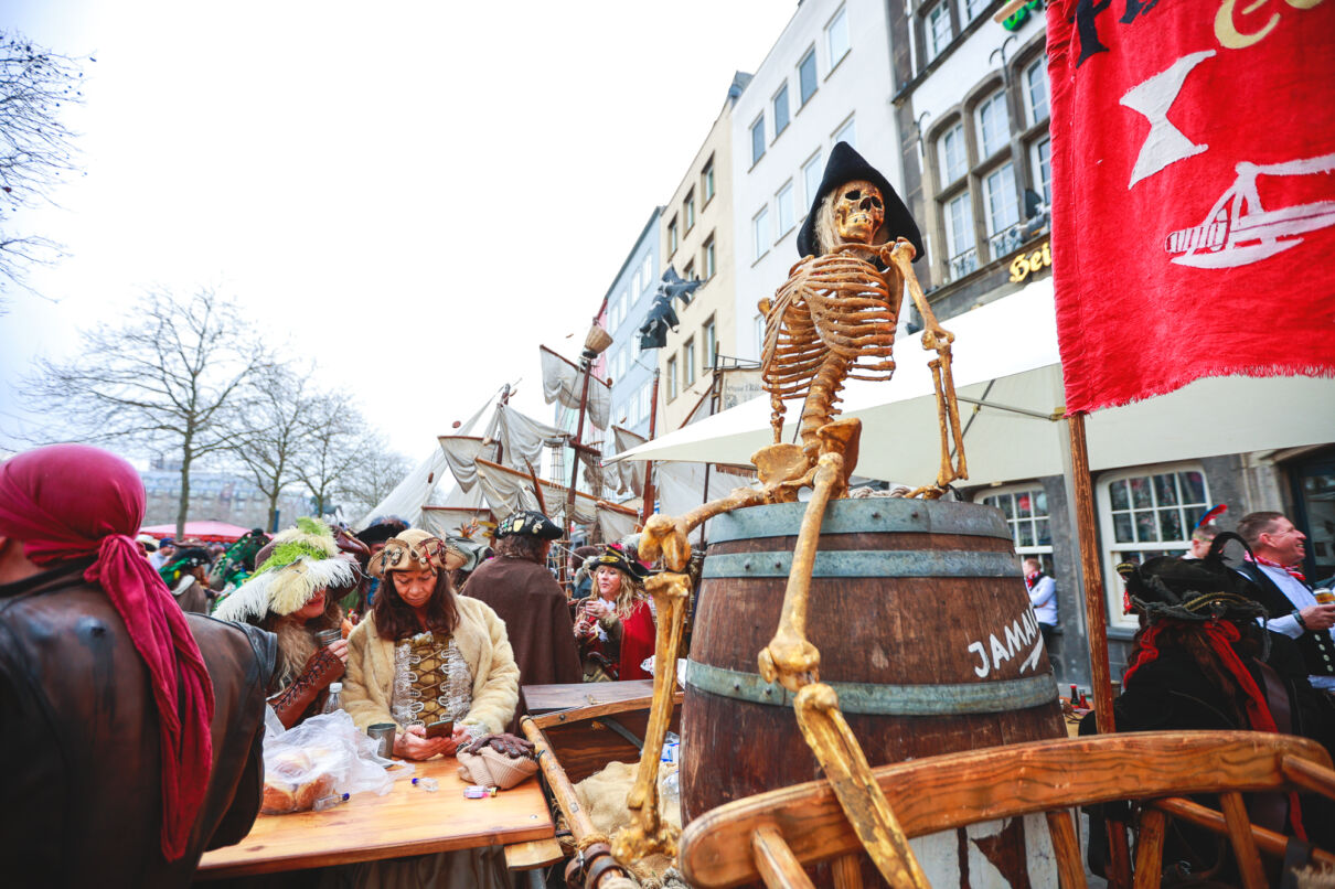 Jecke feiern an Weiberfastnacht bei der Eröffnung des Straßenkarnevals in Köln.