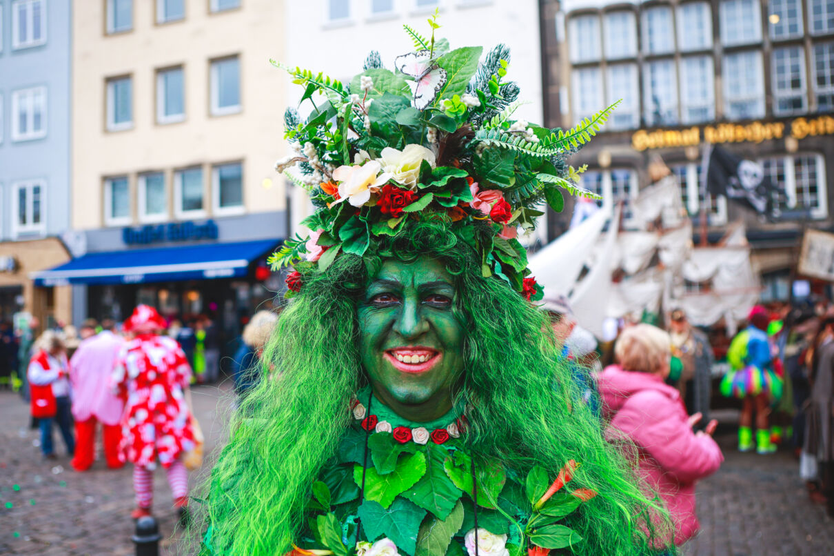 Jecke feiern an Weiberfastnacht bei der Eröffnung des Straßenkarnevals in Köln.