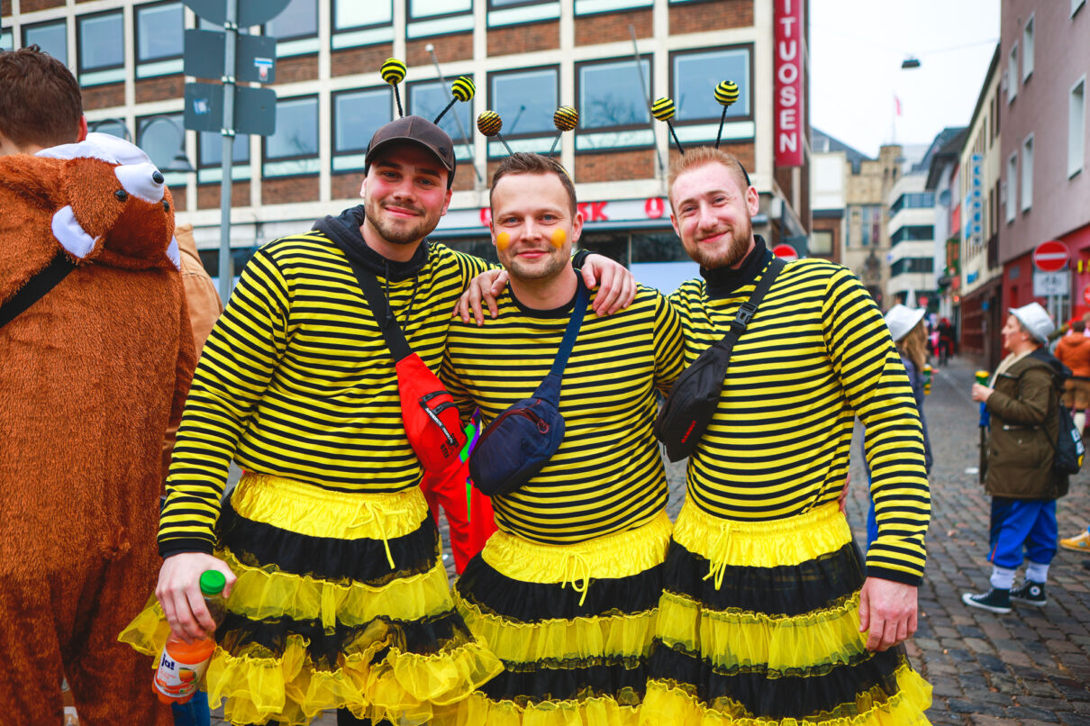 Jecke feiern an Weiberfastnacht bei der Eröffnung des Straßenkarnevals in Köln.