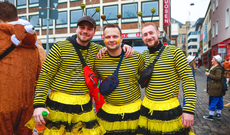 Jecke feiern an Weiberfastnacht bei der Eröffnung des Straßenkarnevals in Köln.