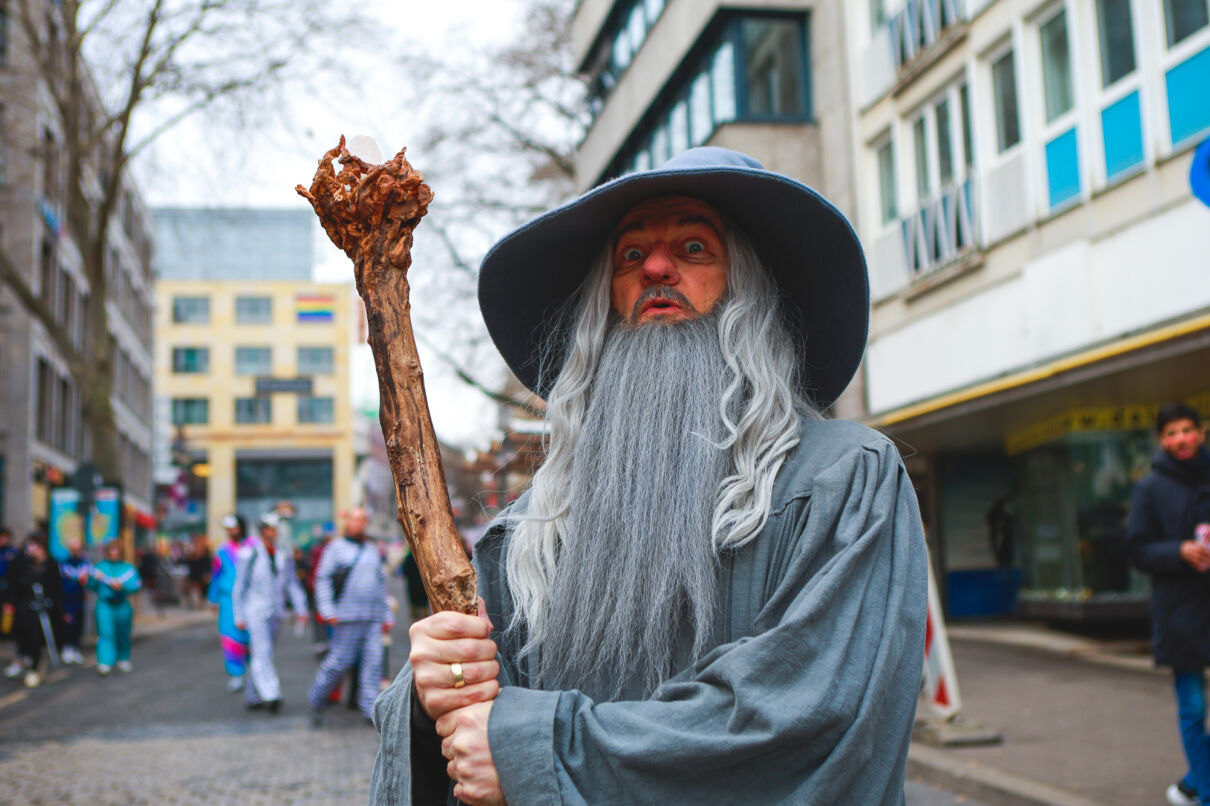 Jecke feiern an Weiberfastnacht bei der Eröffnung des Straßenkarnevals in Köln.