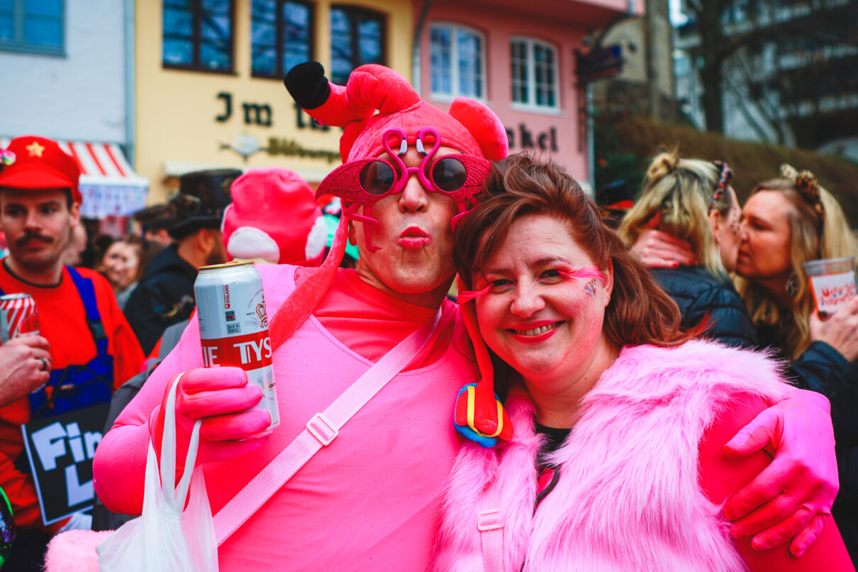 Jecke feiern an Weiberfastnacht bei der Eröffnung des Straßenkarnevals in Köln.