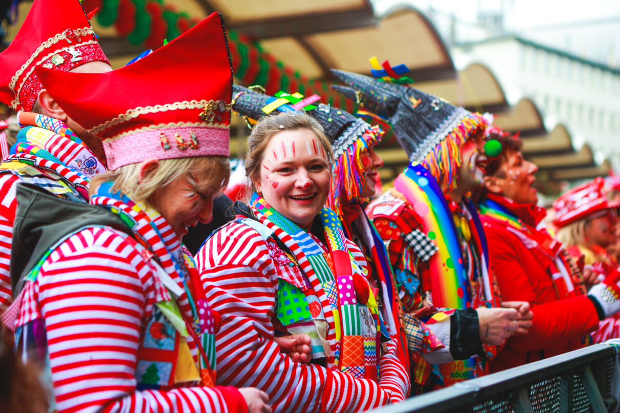 Jecke feiern an Weiberfastnacht bei der Eröffnung des Straßenkarnevals auf dem Alter Markt in Köln.