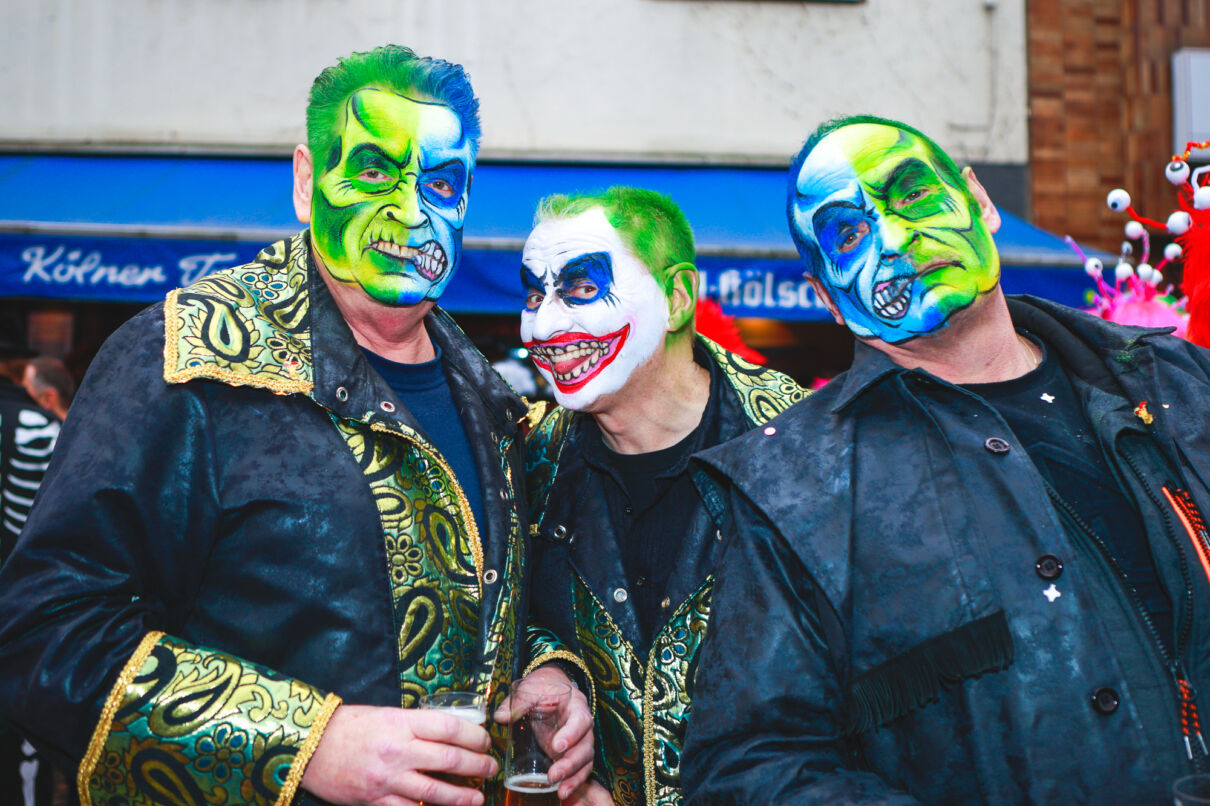 Jecke feiern an Weiberfastnacht bei der Eröffnung des Straßenkarnevals in Köln.