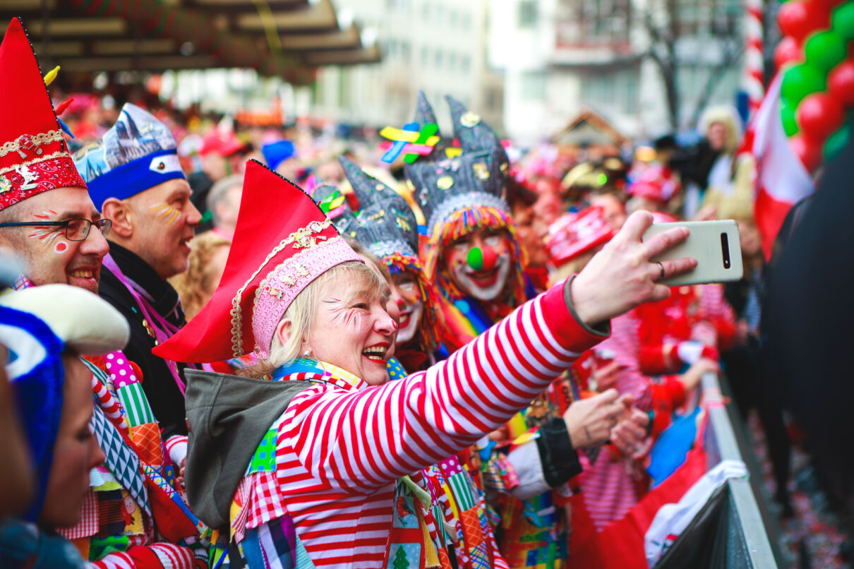Jecke feiern an Weiberfastnacht bei der Eröffnung des Straßenkarnevals auf dem Alter Markt in Köln.