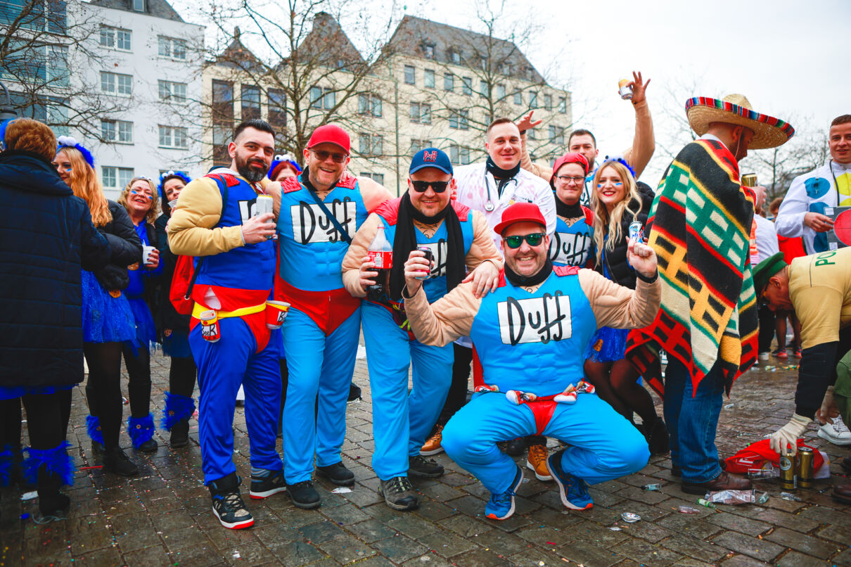 Jecke feiern an Weiberfastnacht bei der Eröffnung des Straßenkarnevals in Köln.