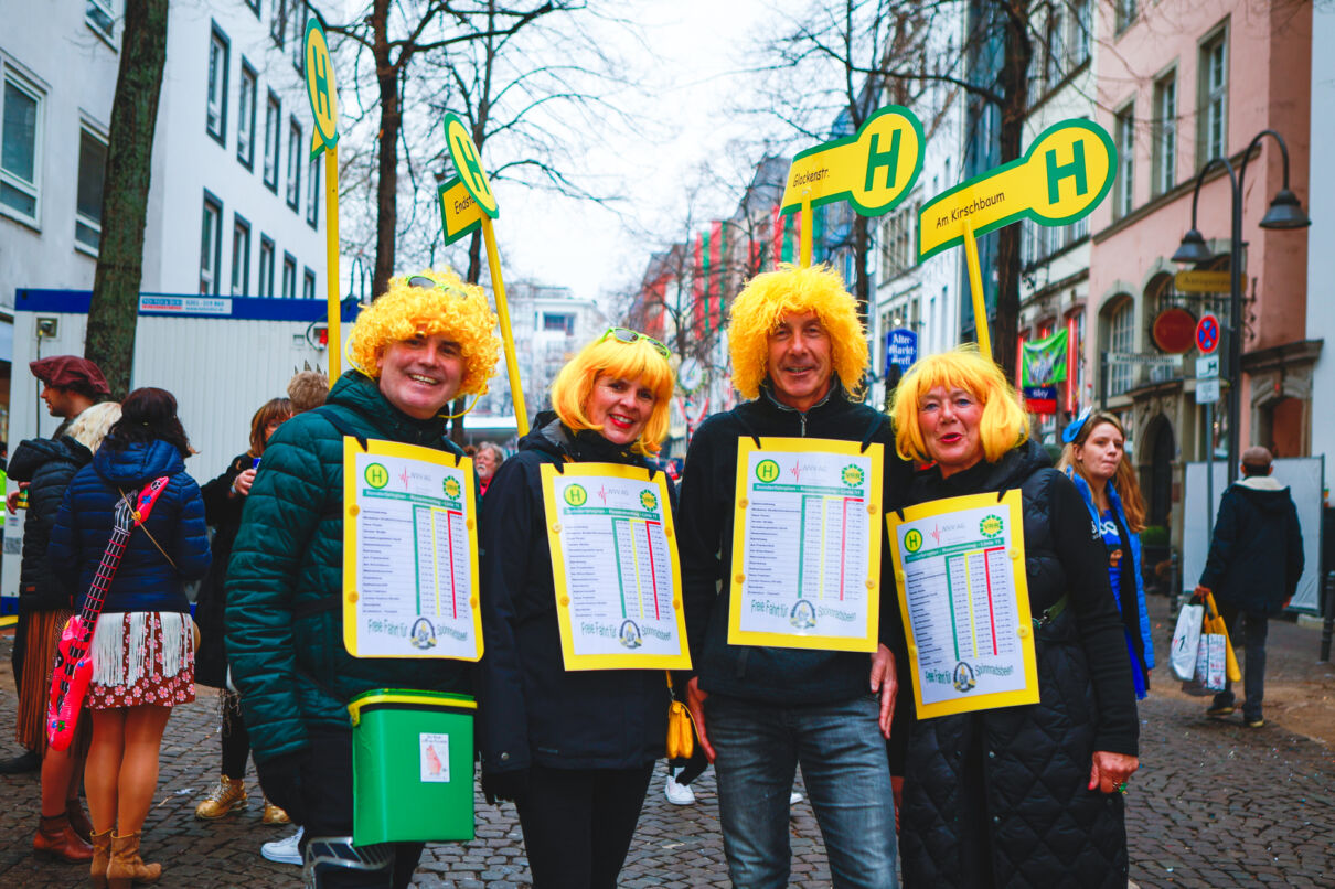 Jecke bei der Eröffnung des Straßenkarnevals an Weiberfastnacht