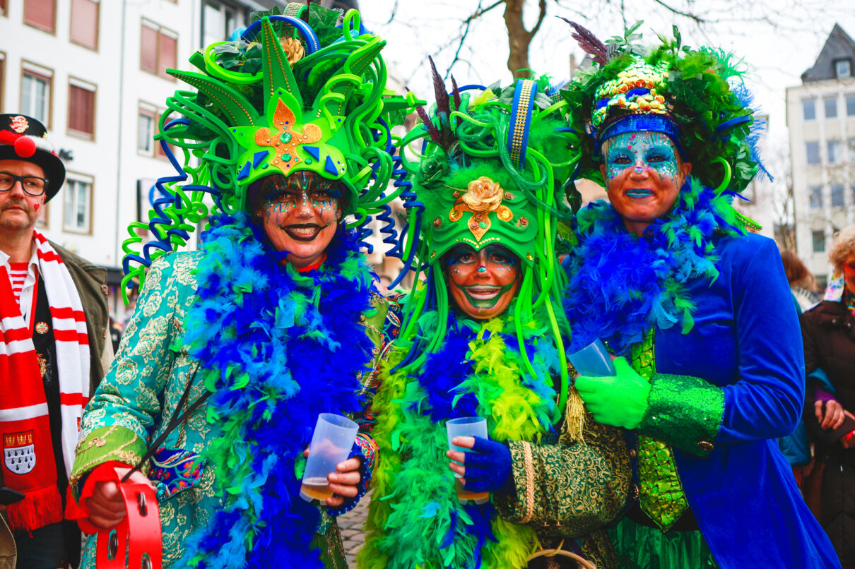 Jecke bei der Eröffnung des Straßenkarnevals an Weiberfastnacht auf dem Alter Markt