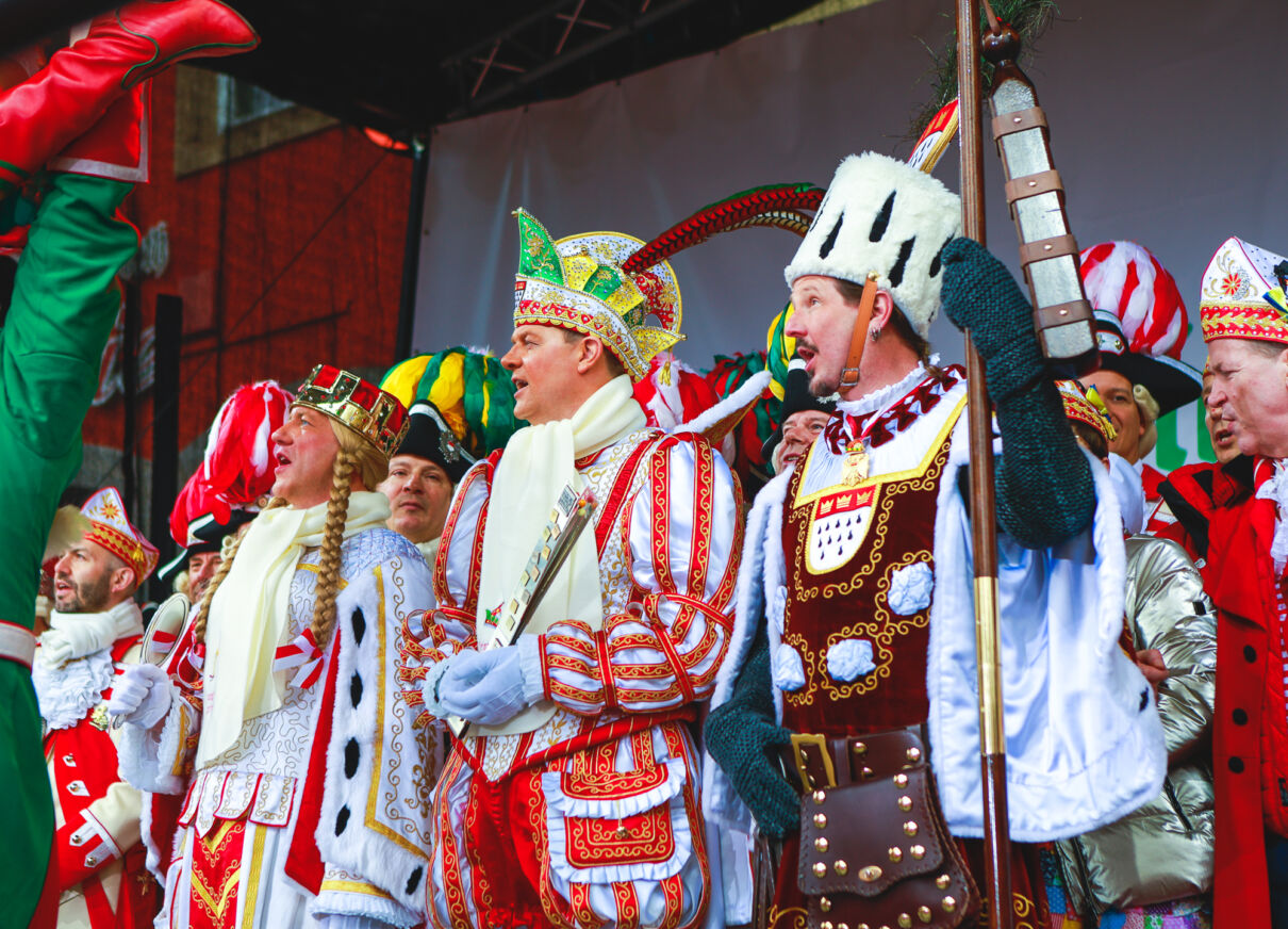 Das Dreigestirn auf der Bühne bei der Eröffnung des Straßenkarnevals an Weiberfstnacht