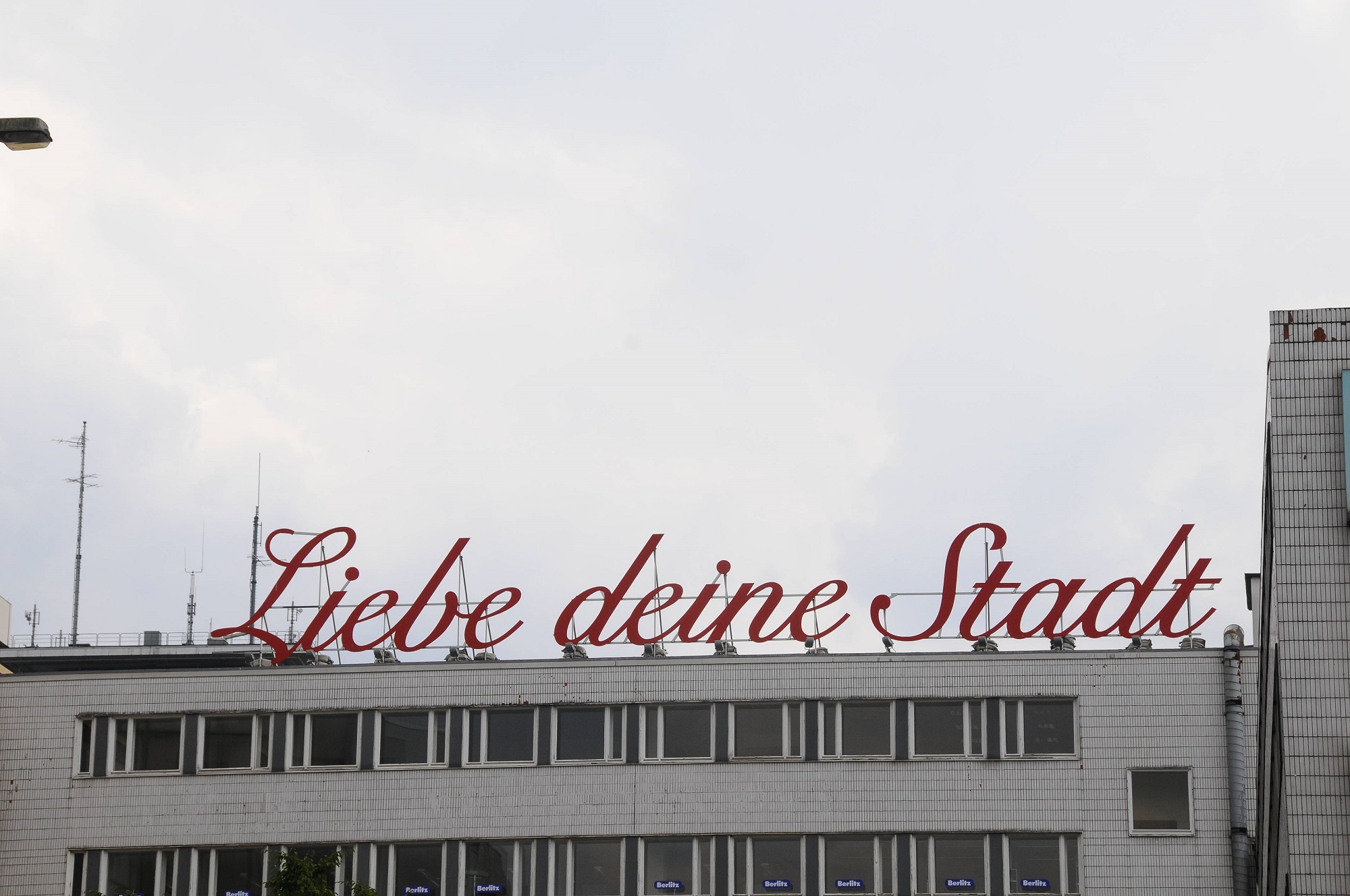 Liebe deine Stadt Schriftzug auf Gebäude Köln