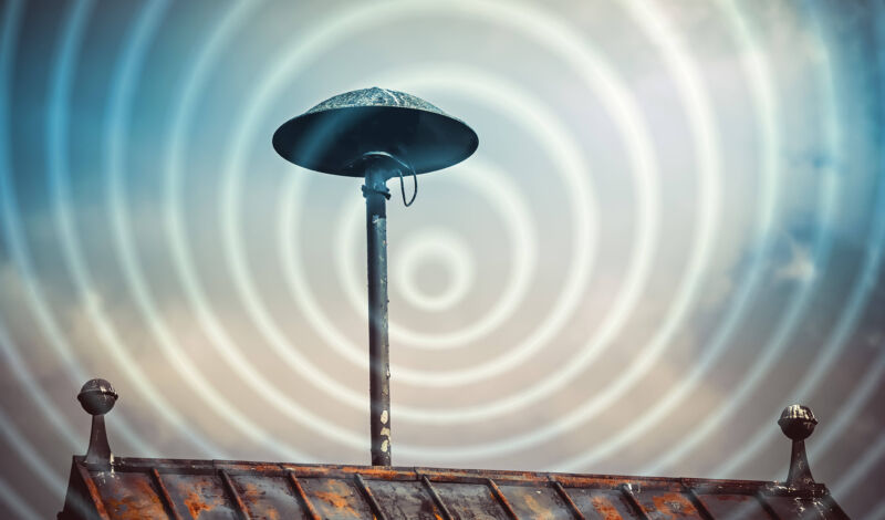 Das Foto zeigt eine Sirene auf einem Dach mit Schallwelle.
