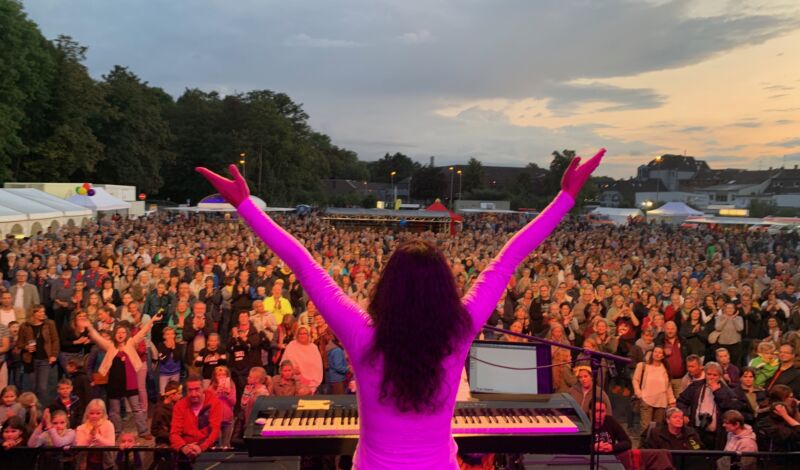 Frau Höpker bittet zum Gesang