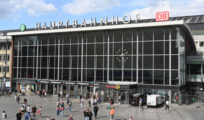 Ansicht des Hauptbahnhof Köln von der Treppe zum Dom