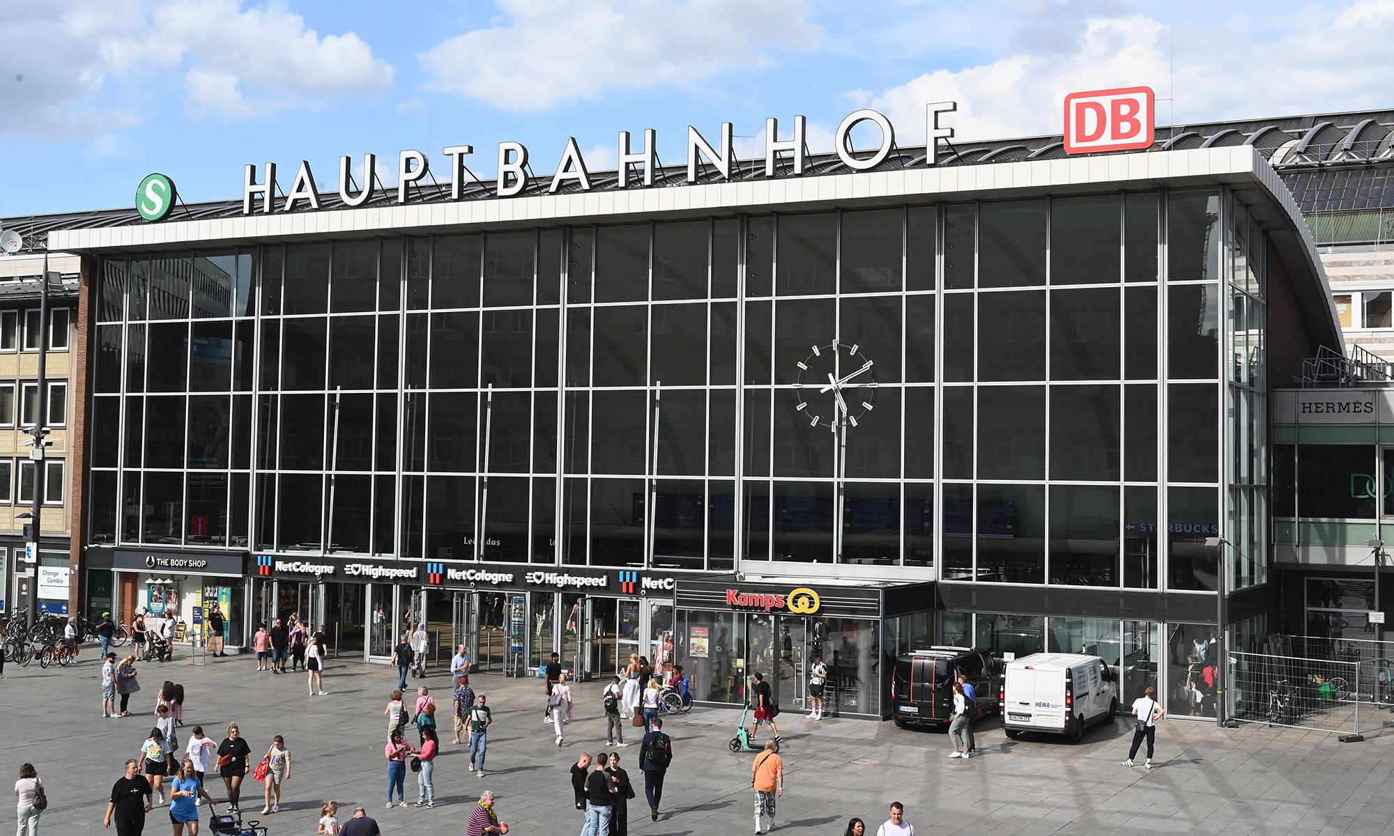 Ansicht des Hauptbahnhof Köln von der Treppe zum Dom